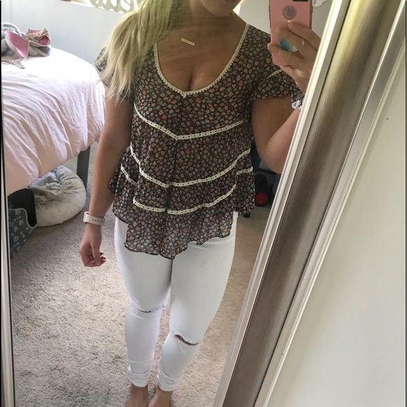 Tops - SALE ‼️ Adorable Floral Ruffle Blouse